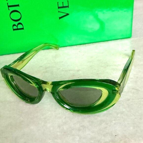BOTTEGA VENETA Women's Green Cat Eye Sunglasses 703244 - Picture 11 of 16
